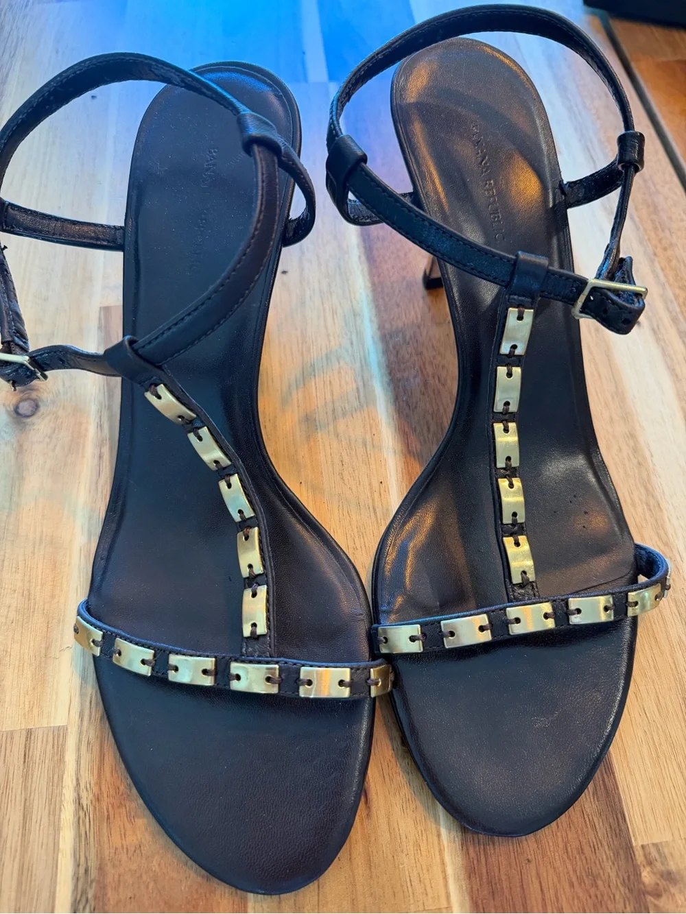 Banana Republic Abigail T-Strap Black Leather Gold Heeled Sandals Size 10
